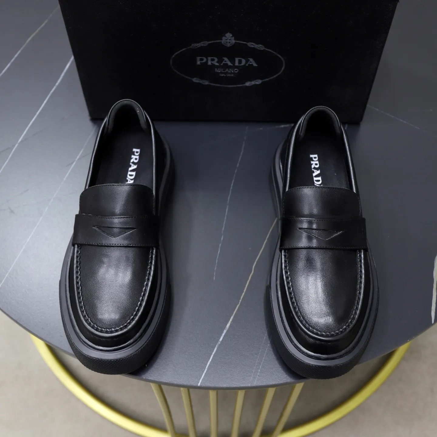 Ex-factory price: 500💰🙅‍♂️🙅‍♂️🙅‍♂️ Brand: PRADA Standard code: Men's code 38-44 (45 can be customized) Grade: Same style as the official website Original order quality Material: Original cowhide surface Comfortable lining Original outsole Style category: Men's fashionable casual leather shoes Distinguished big-name luxury elements Top luxury Color: Color of the actual picture